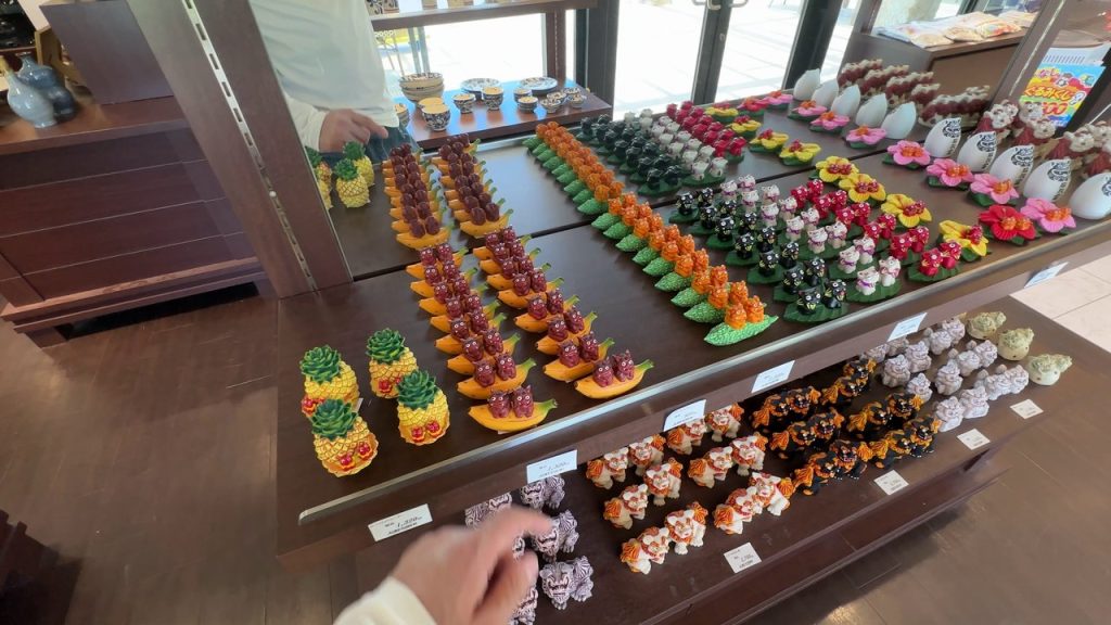 フルーツに乗った可愛いシーサー