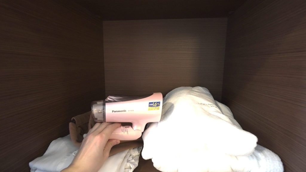 収納に置かれたドライヤー