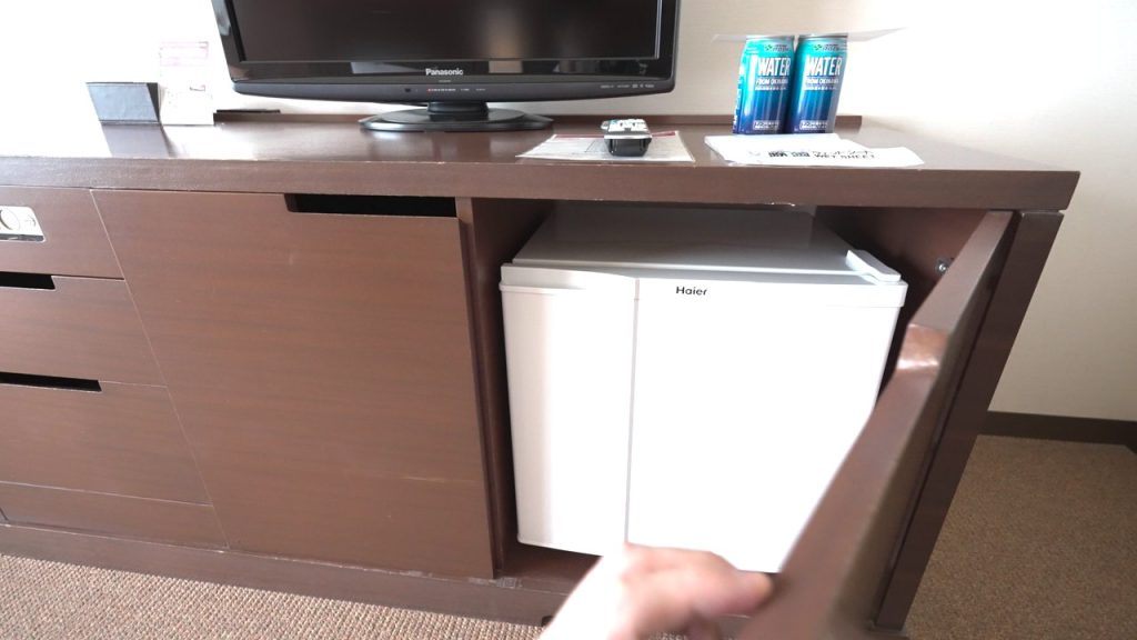 テレビ台の下の冷蔵庫