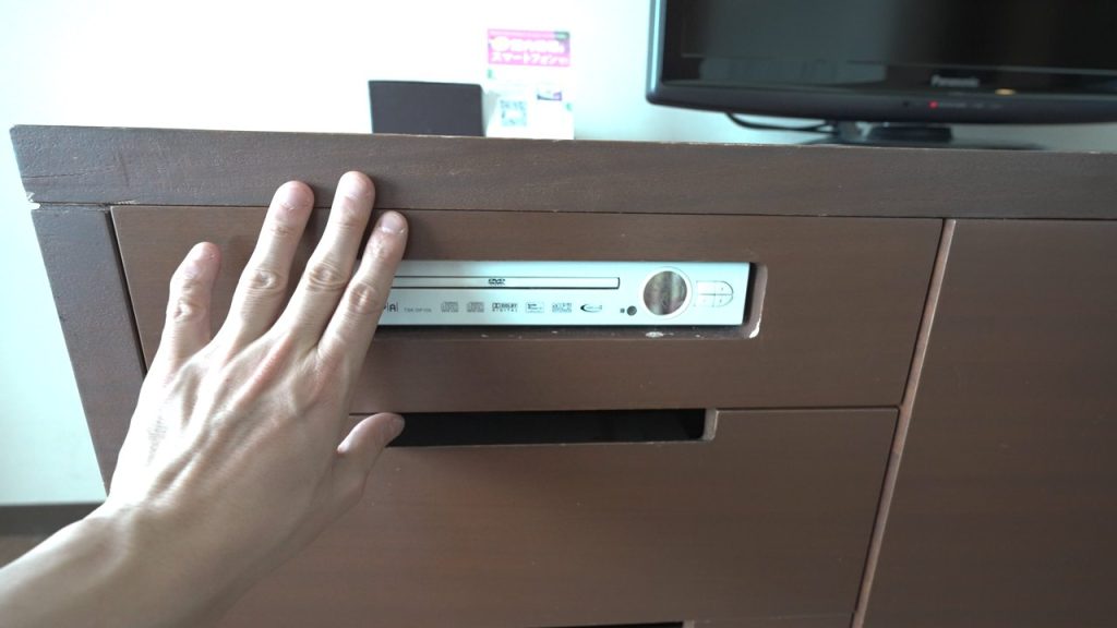 引き出しに設置されたDVDプレーヤー