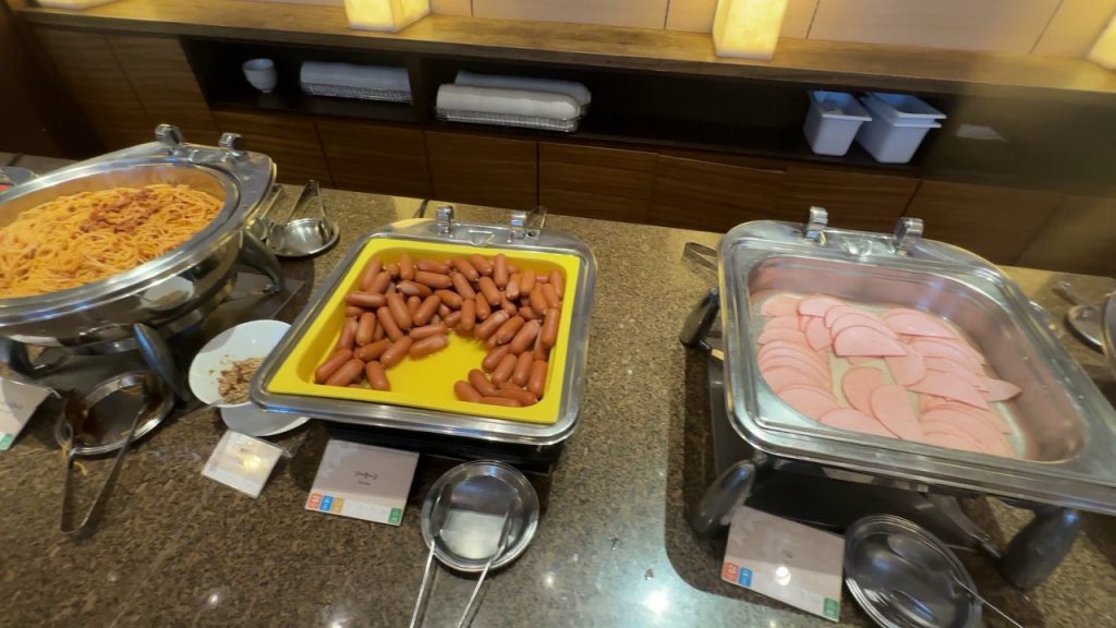 朝食ビュッフェの温かい料理
