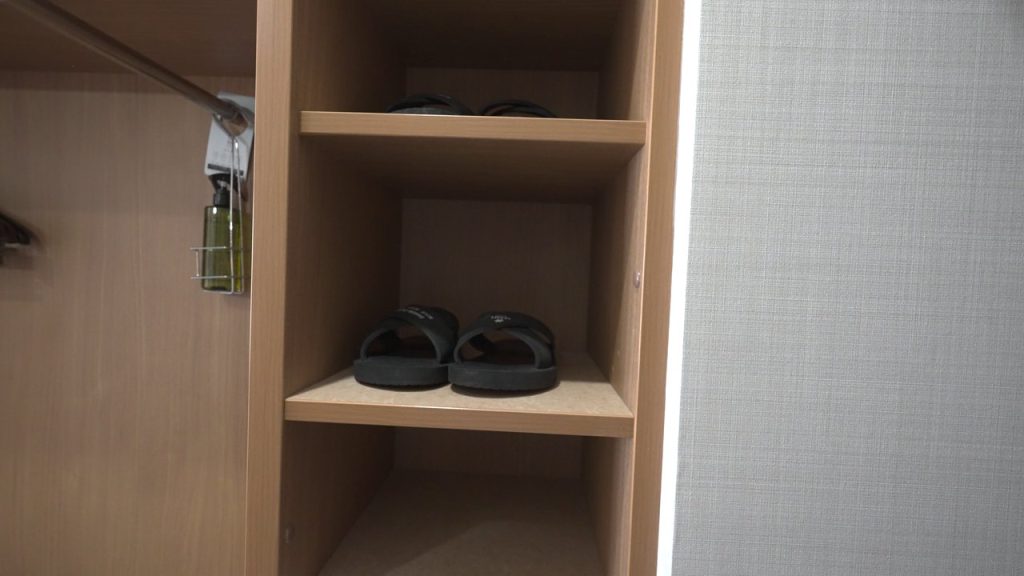 入口の靴箱と館内用サンダル